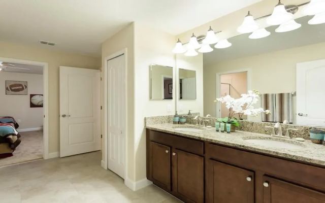 Opulent Villa, 10 Min to Disney, Pool & Spa