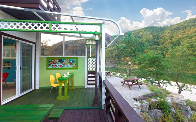 Hongcheon Gogh and Sunflower Pension
