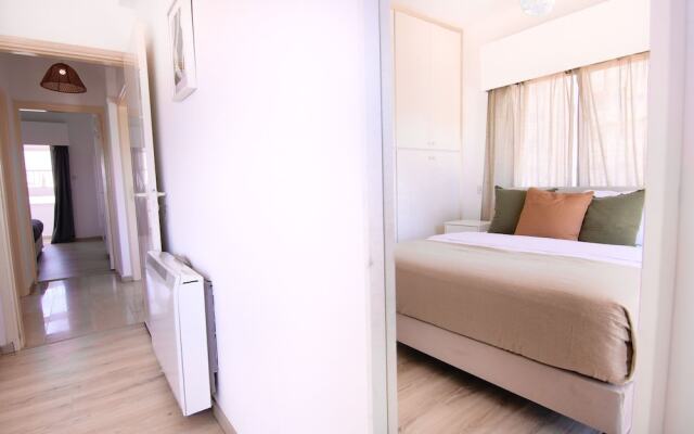 Phaedrus Living: Modern City View Flat Nafi