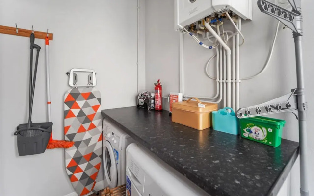 4 Bed House in Wolverhampton Your Home From Home
