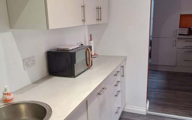 Beach Apartment - Sleeps 4, Garden & Parking