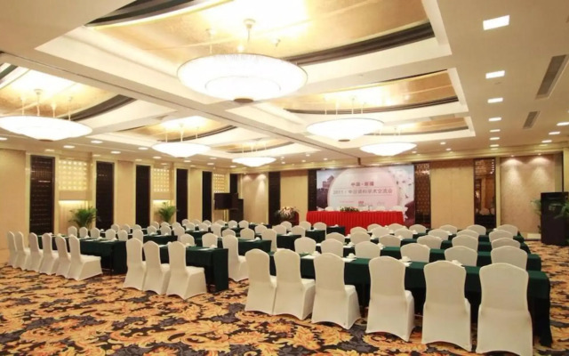Luxemon Xinjiang Yindu Hotel