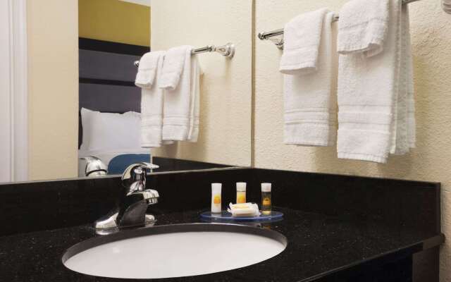 Days Inn & Suites by Wyndham Commerce