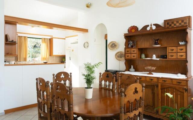 Eleni's House Cozy 2-Bedroom House with Garden