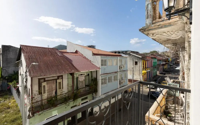 The Danian Condo by Acomodo Casco Viejo