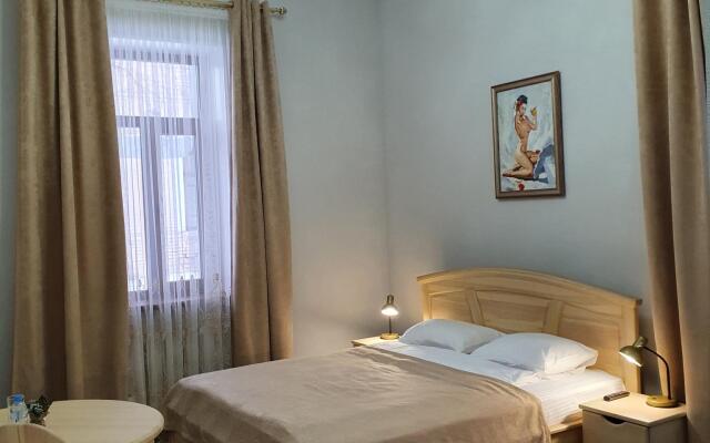 Anna and King  (on Zheleznodorozhnoy)