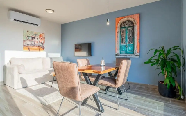 w Exceptional 1BR With Balcony in Casco View