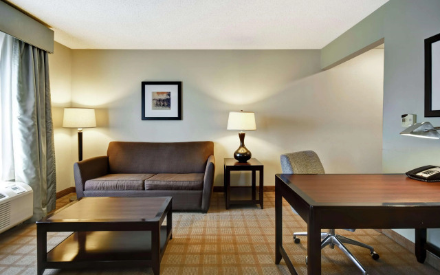 Hampton Inn & Suites Detroit-Canton