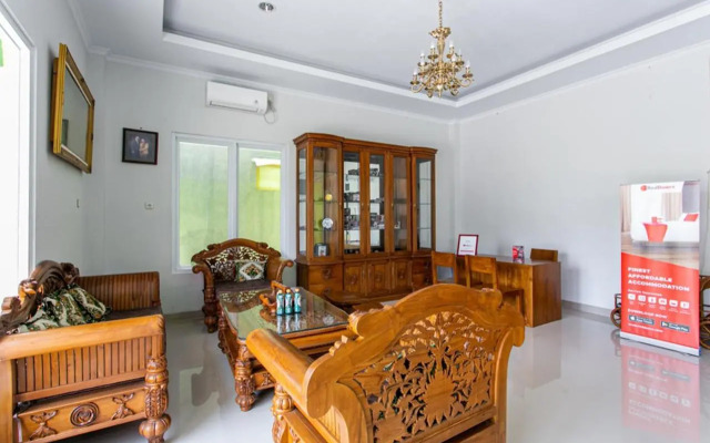 Dhee Har Kostel & Cafe by RedDoorz