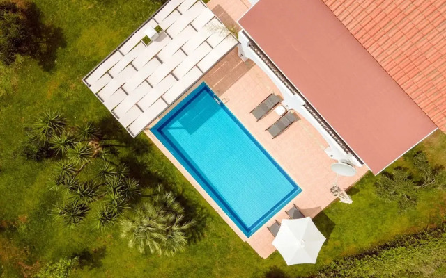 Kournas-sleeps8-parking-garden-pool-petfriendly