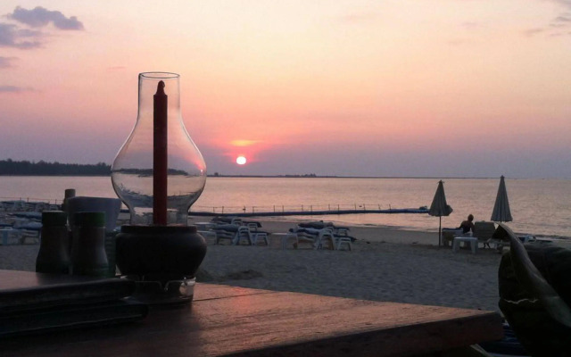 Ao Thong Beach Bungalows & Restaurant
