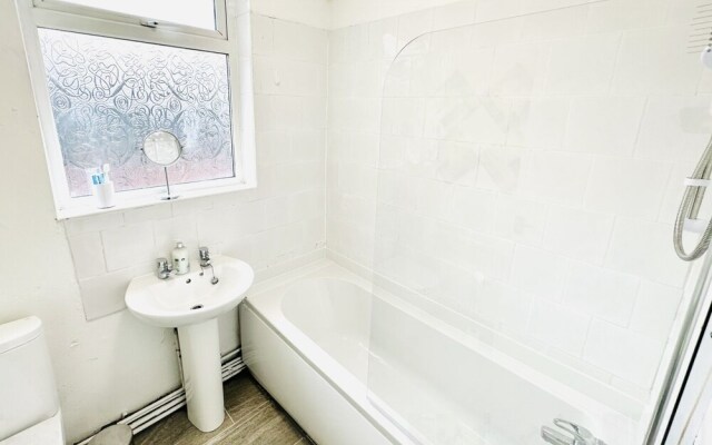 Beautiful 3-bed Apartment With Driveway Parking