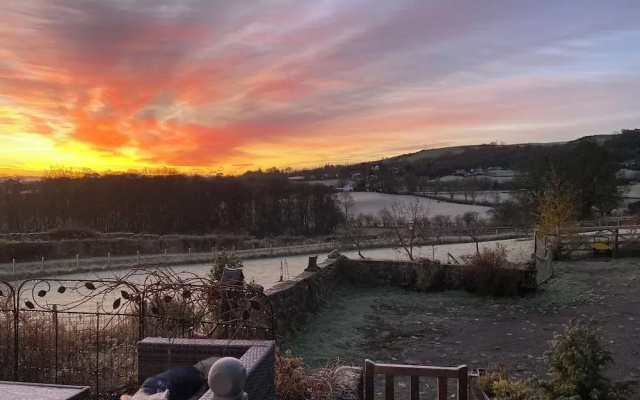 Shepherds Hut-1 Bed-hot Tub -views