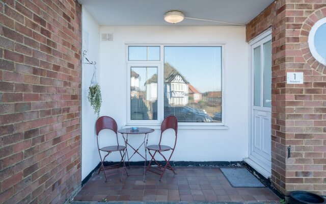 Madika Homes Stunning 2-bed Apartment in Edgware