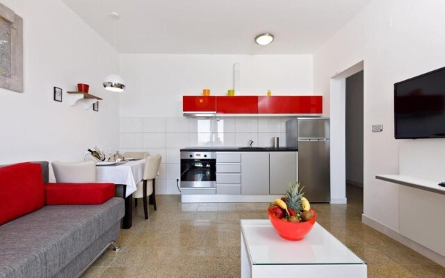 Beautiful Apartment for 3 Adults Next to the Beach