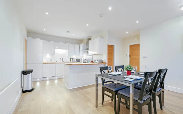 Luxury 3 Bedroom Apartment with Parking