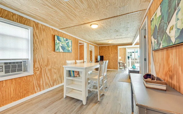Inviting Beachfront Apartment in Hawk's Nest Beach