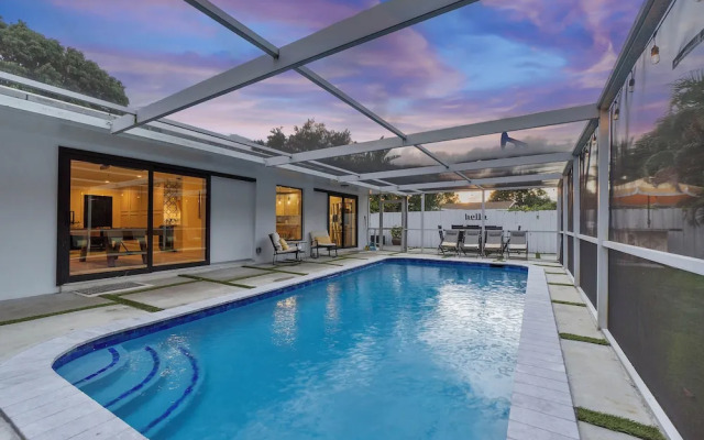 Coastal Retreat Stylish 4 BDR w/ Private Pool!