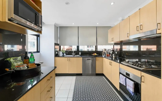 Darling Harbour Penthouse Views & Hot Tub