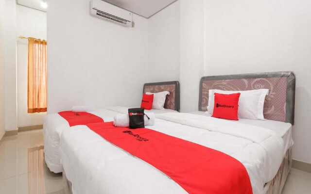 RedDoorz near RSU Suaka Insan