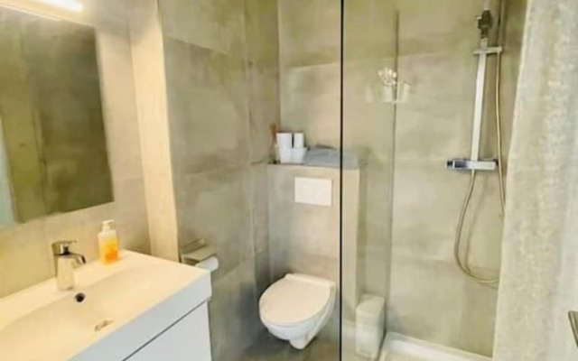 Large 1 bedroom with Terrace & Parking