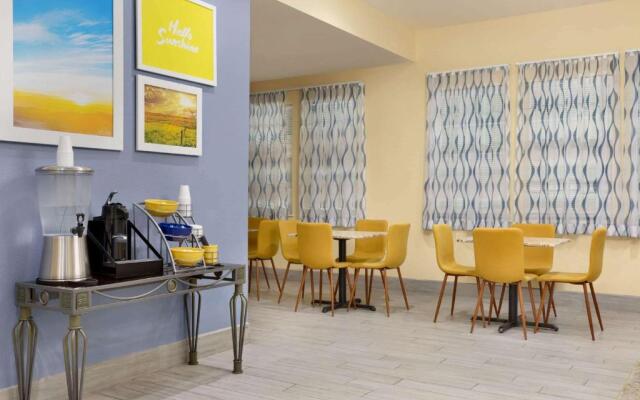 Days Inn & Suites by Wyndham DFW Airport South-Euless