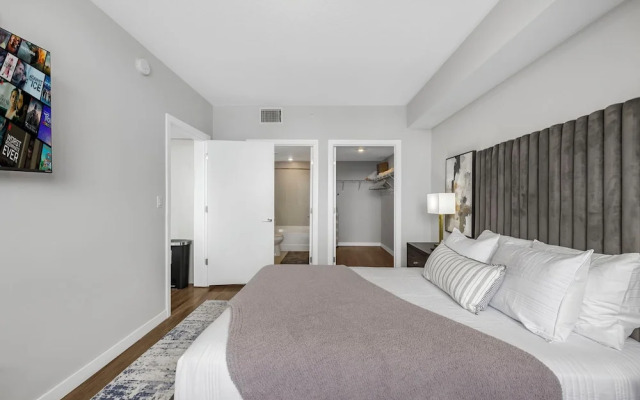 Stylish City-View Condo Pool Access
