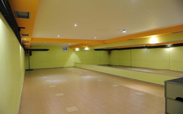 Apartment and Rooms In Club