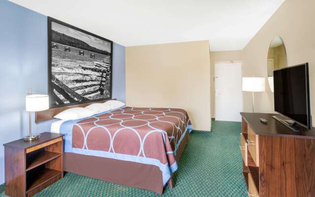 Super 8 by Wyndham Bentonville