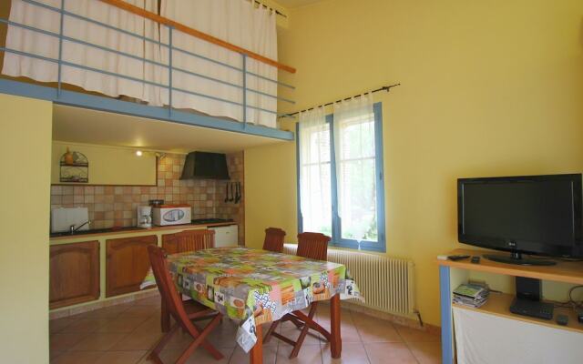 Antique Holiday Home in L'isle-sur-la-sorgue With Pool