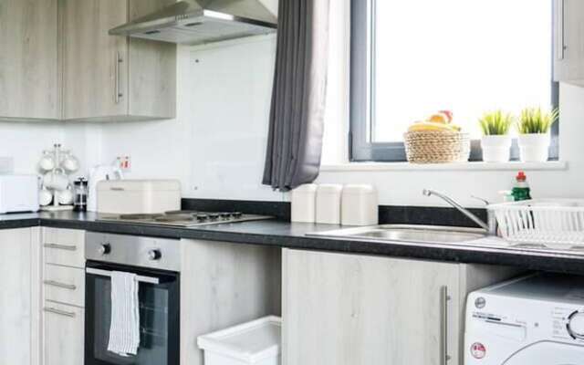 Livestay - One Bed Apt, Free Parking, Sleeps 4