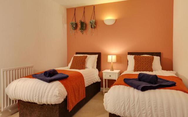 Beautiful Two Bedroom Coach House - Free Parking & Netlfix
