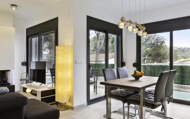 Elia in L'Escala with 3 bedrooms and 2 bathrooms