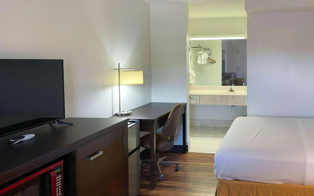 Econo Lodge near the Blue Ridge Parkway I-77