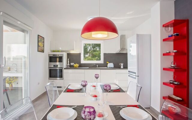 Elegant Villa With Swimming Pool in Pula Near Sea