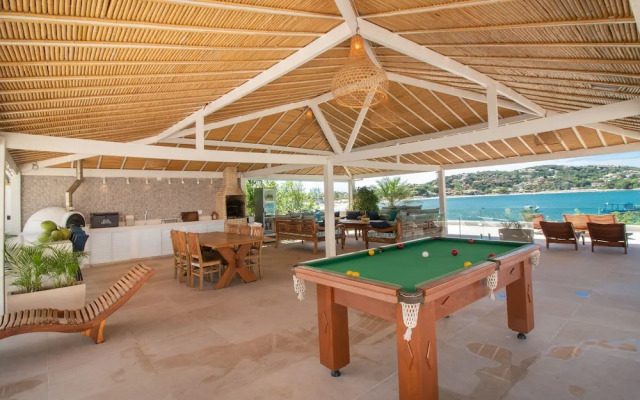 Mansão Pé na Areia Ferradura com 4Suítes