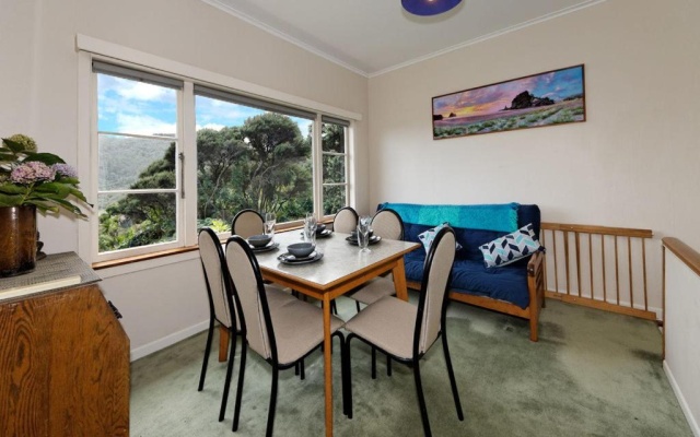 Surfer's Sunshine Cottage - Piha Holiday Home – Balcony – Piha
