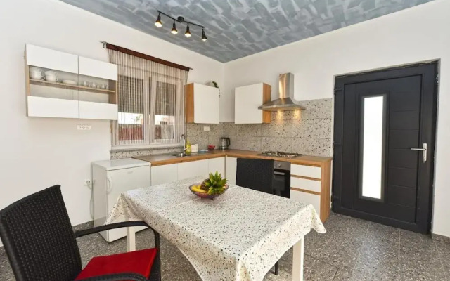 Bright Studio Apartment With Pool View