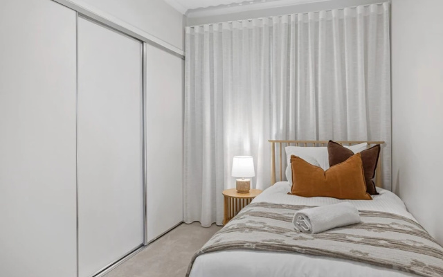 Stylish 3-bed Apartment in Coastal Redcliffe – Guest Rooms – Redcliffe