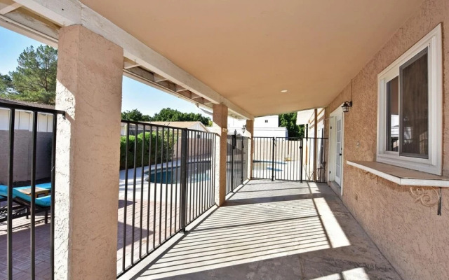 Spacious Updated 2 Masters POOL