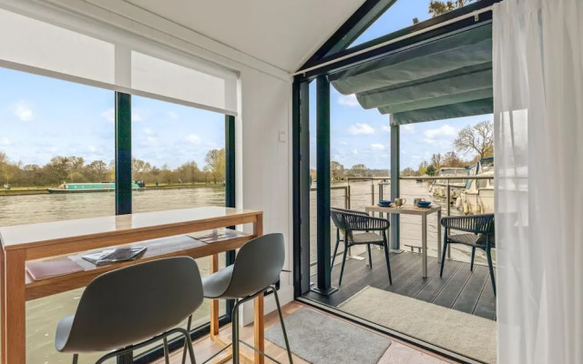 Ondine Houseboat on the Thames - From 160 Per Night