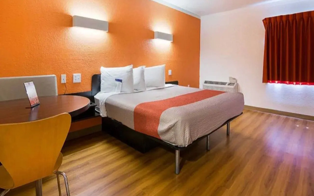 Motel 6 Tampa, FL - Fairgrounds