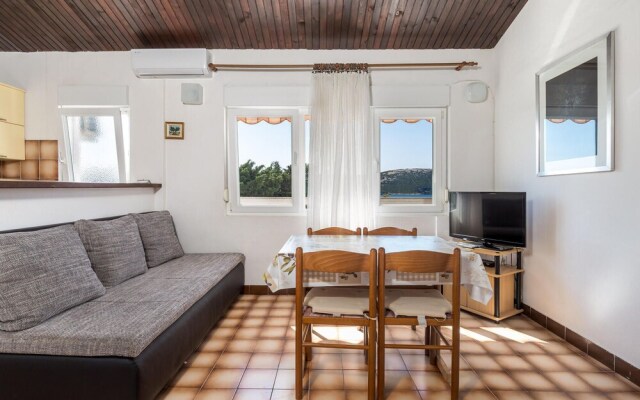 Stunning Apartment in Stara Novalja With 2 Bedrooms and Wifi