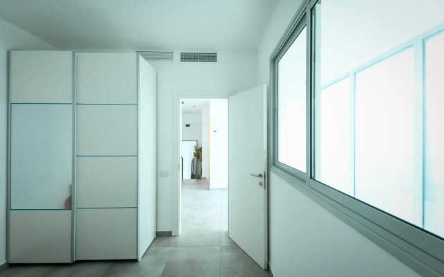 High-rise 3 bedroom Apartment with Balcony