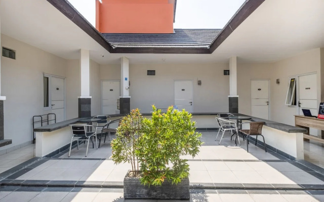 OYO Living 1877 Side Corner