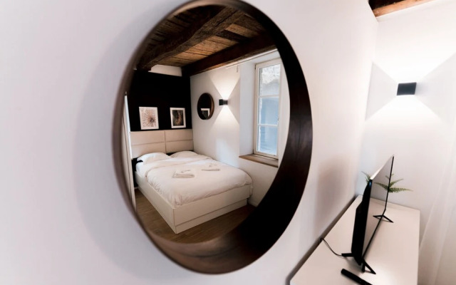 Exquisite 1BR Apt in Old Town w Balcony