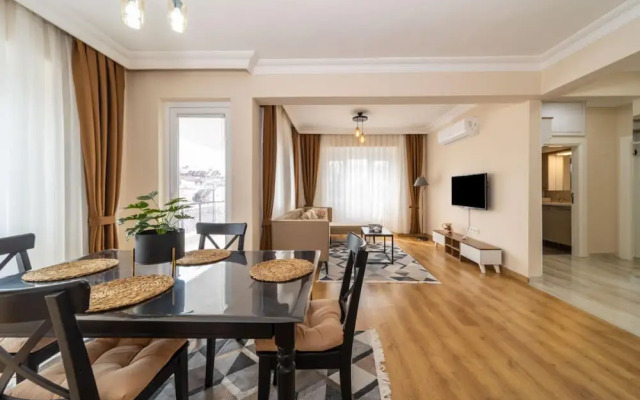 Spacious and Central Apartment near Lara Beach in Muratpasa, Antalya