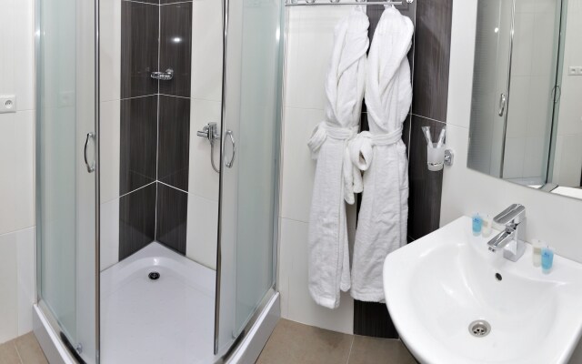 L Plaza Hotel
