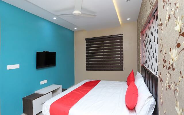 OYO 44565 Ashrit Suites