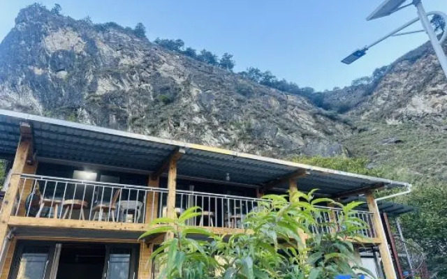 Hutiaoxia Village Upper-class Luxury Homestay